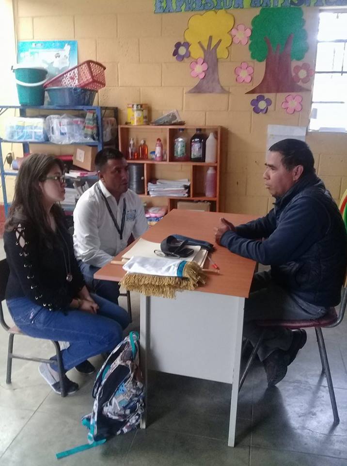 Coordinación de acciones con el Director del Instituto de Educación Básica por Cooperativa de la Aldea El Chajbal, para la realización de Jornada Medica