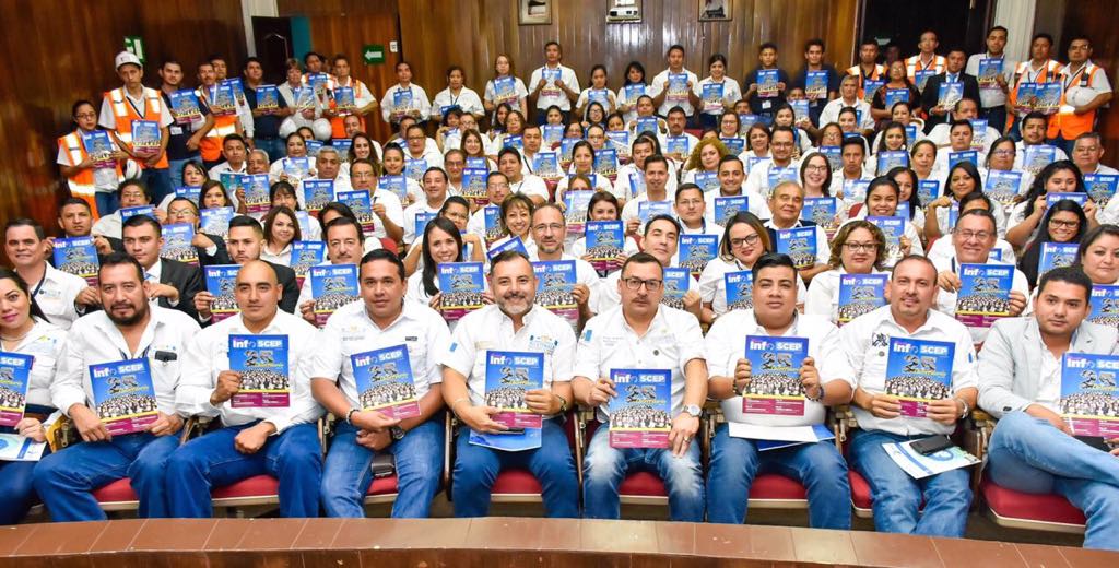 Entrega de Revista y colocación de Pines por Conmemorarse el 25 Aniversario de la Secretaría de Coordinación Ejecutiva de la Presidencia.